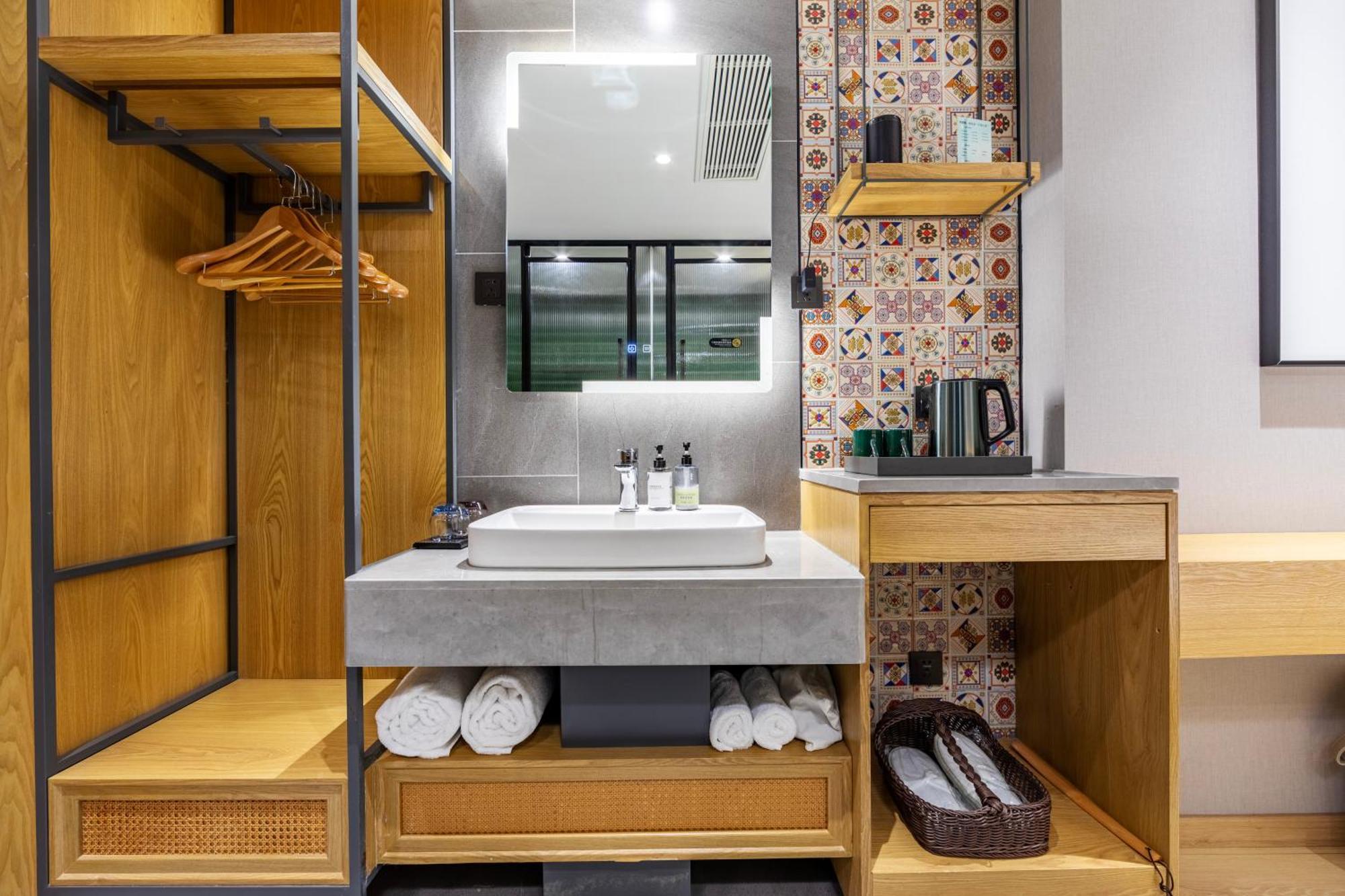 True Go Hotel - Shanghai Jing'An Temple Nanjing West Road מראה חיצוני תמונה